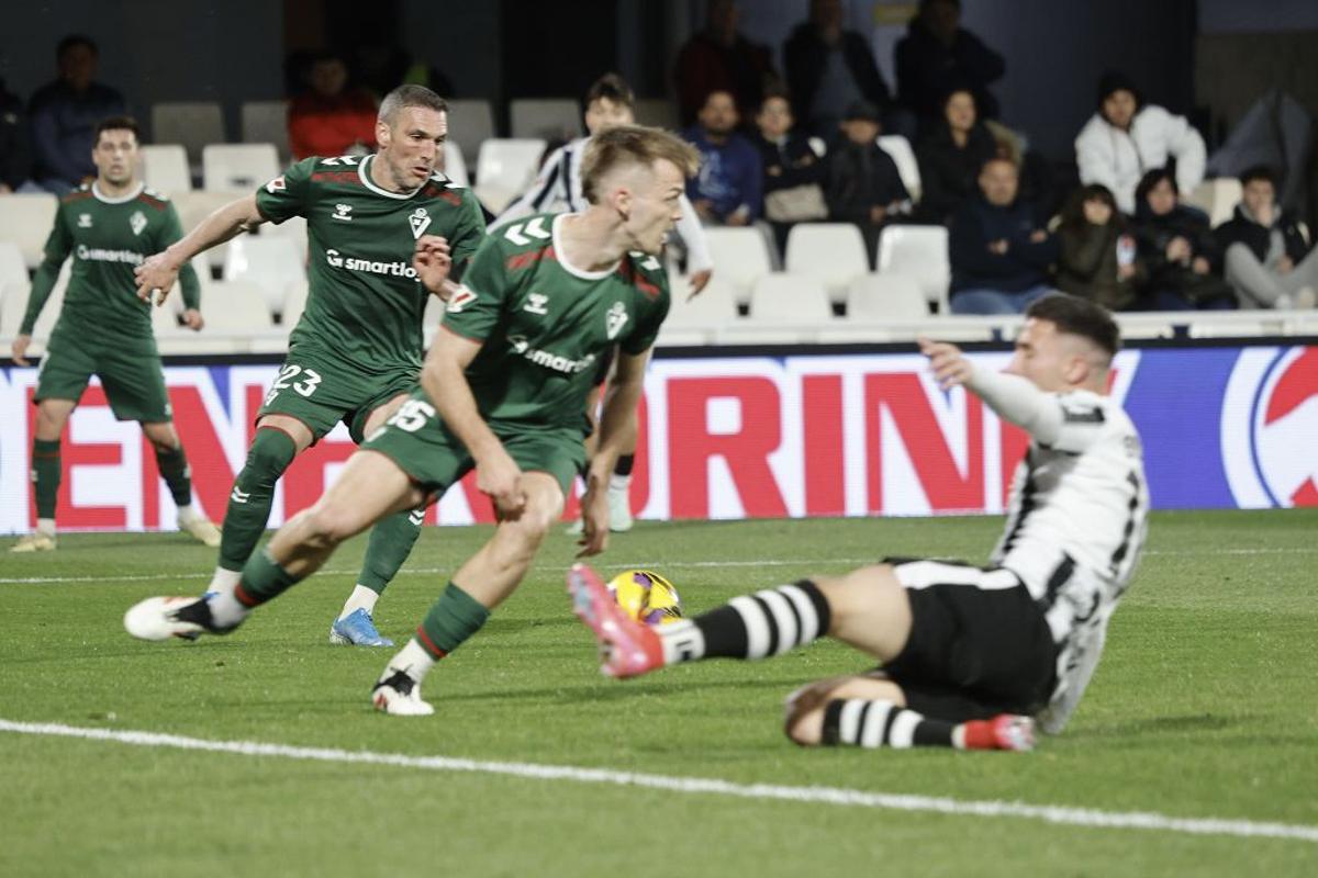 La derrota en casa del FC Cartagena frente al Eibar, en imágenes