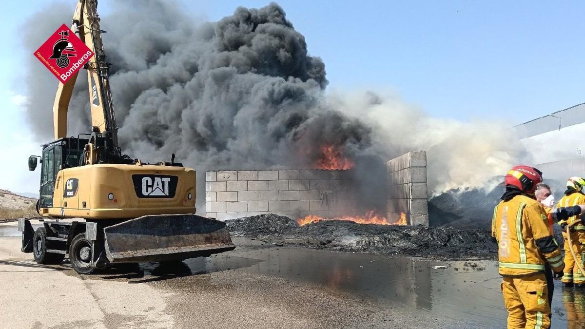 Un incendio en una zona de acumulación de residuos en Villena provoca una enorme columna de humo