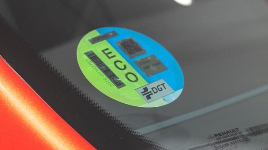 ¿Qué va a pasar con las etiquetas medioambientales de la DGT que llevan los coches?