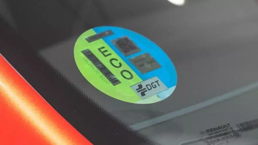 ¿Qué va a pasar con las etiquetas medioambientales de la DGT que llevan los coches?