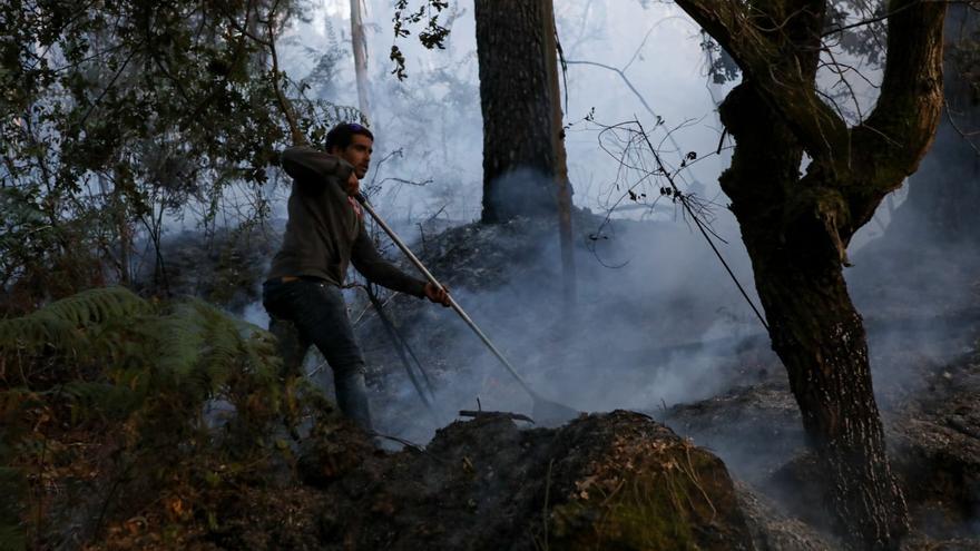 Ponteareas lucha contra el fuego