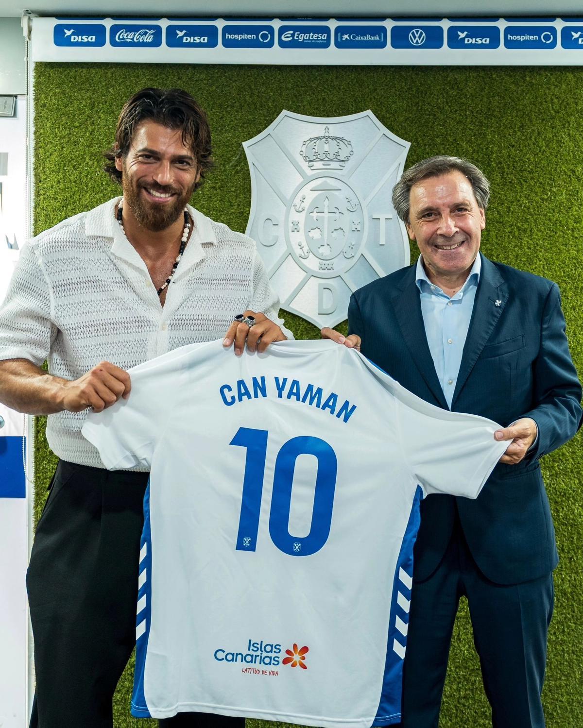 Can Yaman y Felipe Miñambres, con una camiseta del CD Tenerife.