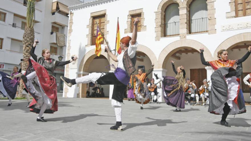 El Centro Aragonés de Valencia actuó en la plaza de España de Santa Eulària durante el festival Mare Nostrum.