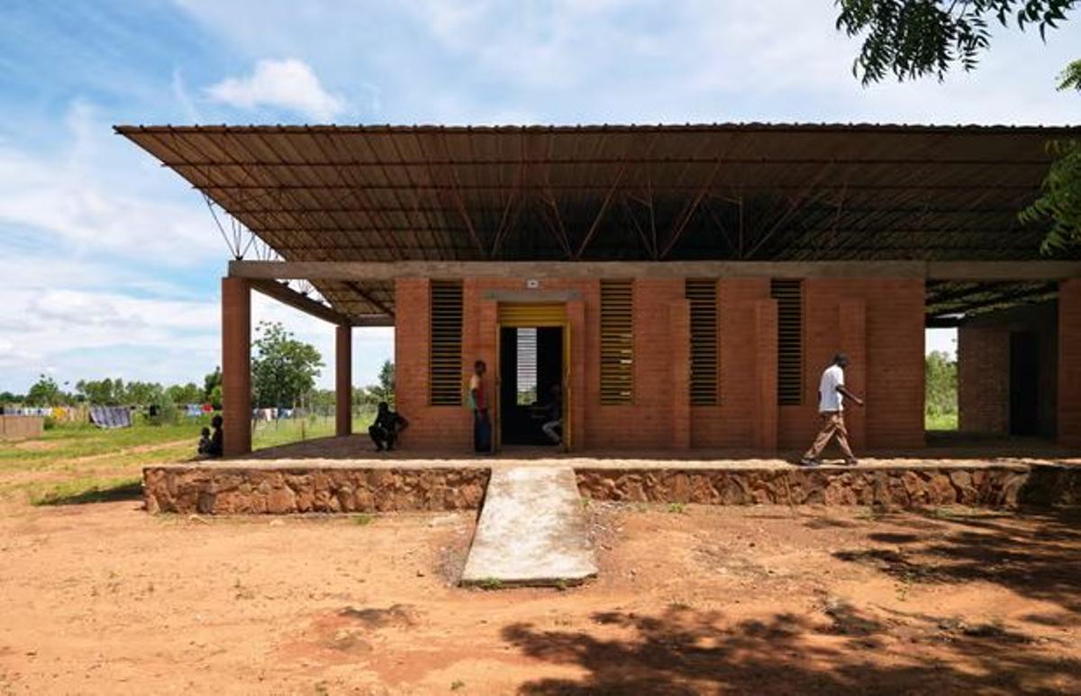 Exterior del colegio construido con materiales autóctonos
