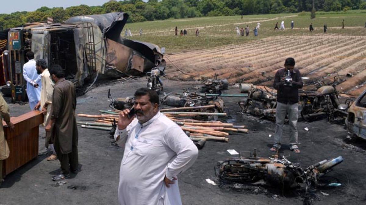 Més de cent morts calcinats endolen el final del Ramadà al Pakistan.