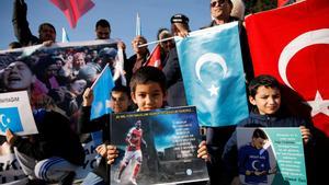 Turcos de etnia Uigur en una movilización con carteles de Özil en Estambul tras la manifestación del futbolista. 