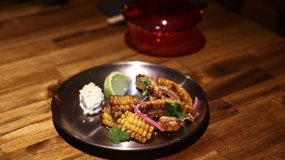 Las 'ribs' de maíz con mantequilla de 'miso' de Dr Zhang.