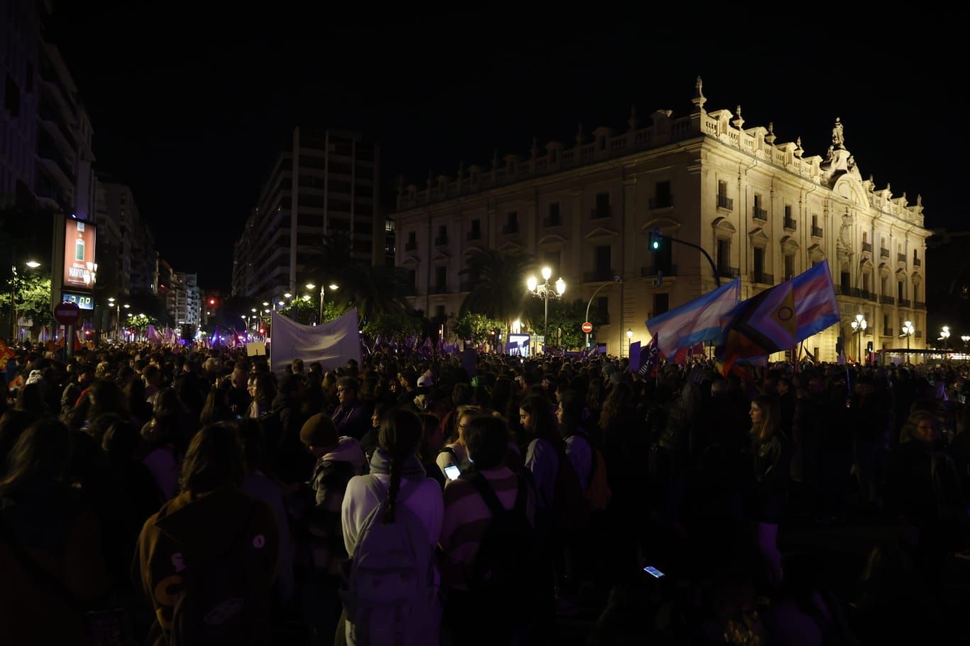 València se tiñe de morado en la lucha contra la violencia machista