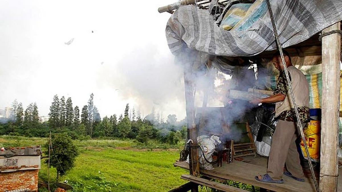 Un granger xinès dispara un canó fet per ell mateix per dissuadir els traficants de terrenys que volen fer-se de la seva propietat.