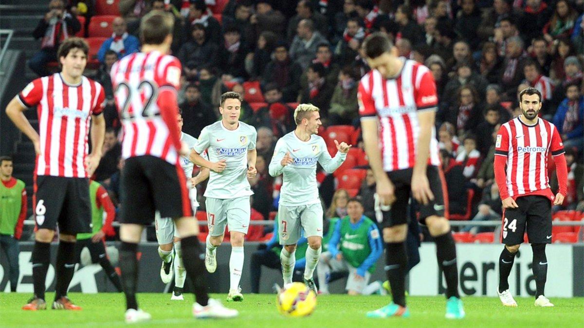 Antoine Griezmann (centro, de verde) celebra uno de sus goles en el hat trick al Athletic Club como jugador del Atlético el 24 de diciembre de 2014