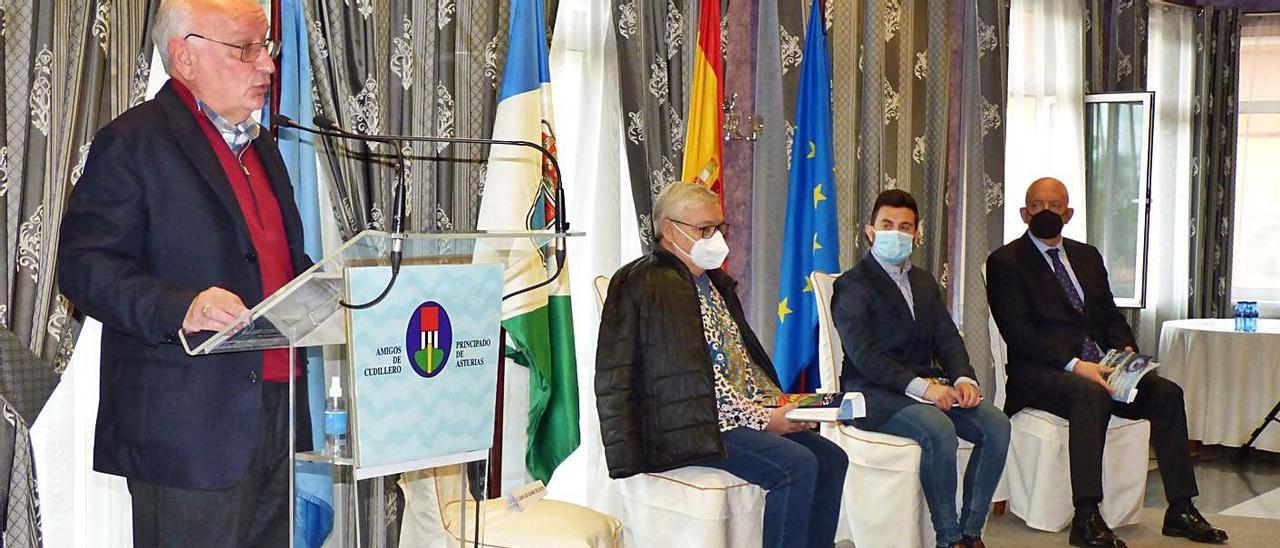 Por la izquierda, Juan Luis Álvarez del Busto, presidente de “Amigos de Cudillero”; María Josefa Sanz, Carlos Valle y Ramón Rodríguez, ayer, durante el acto de presentación de “El Baluarte”. | D. Á.