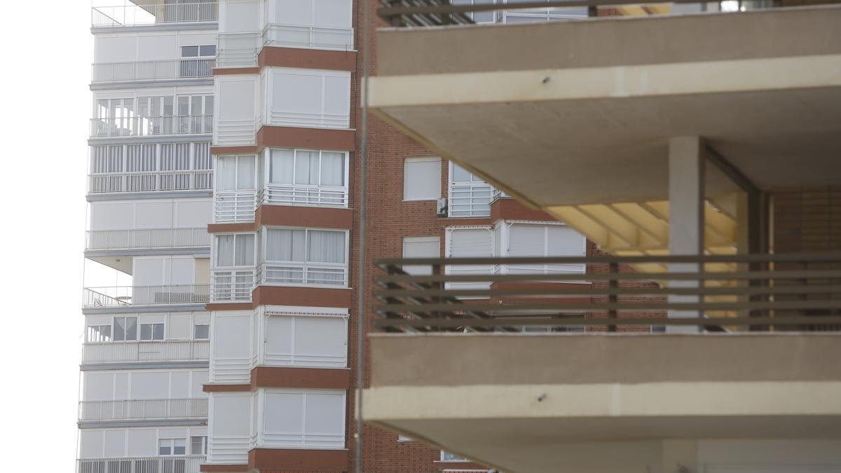 Apartamentos en la playa de San Juan de Alicante en una imagen de archivo.