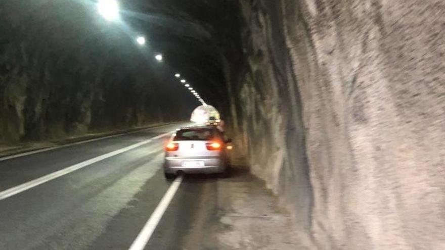 Un despreniment de roques als túnels de la Vall d&#039;en Bas avaria dos cotxes