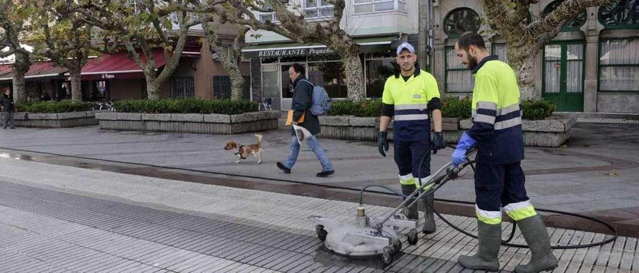 Operarios del servicio de limpieza de Vilagarcía trabajando en la Alameda. // Noé Parga