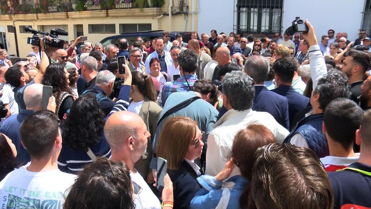 Militantes y simpatizantes de Vox rodean a Abascal en Priego.