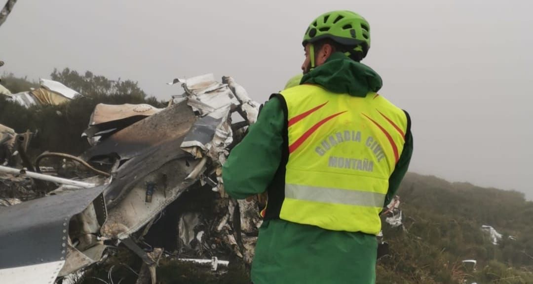 Rescate en la montaña del cuerpo del piloto fallecido
