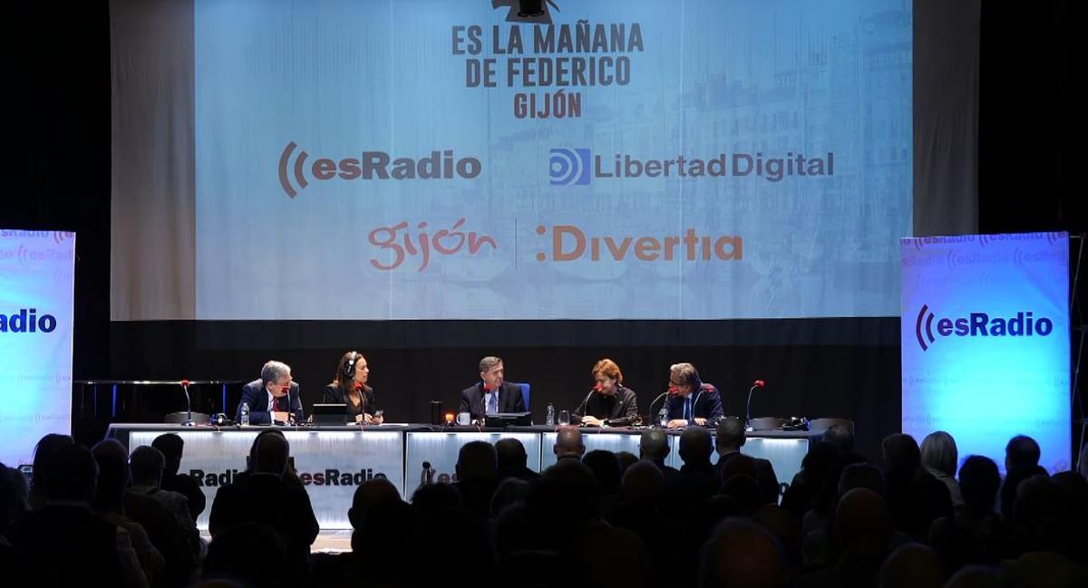 El programa de Federico Jiménez Losanto realizado en el Antiguo Instituto, con presencia de Carmen Moriyón.