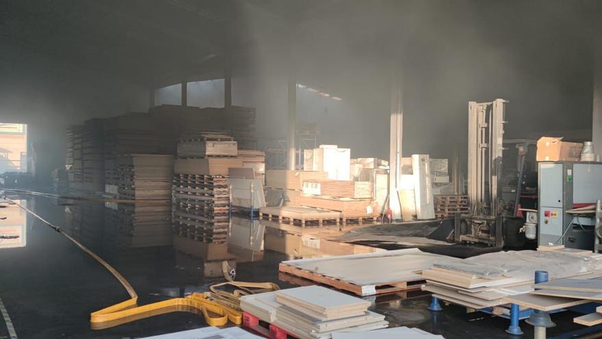 Incendio en una fábrica de muebles de cocina de Gran Canaria
