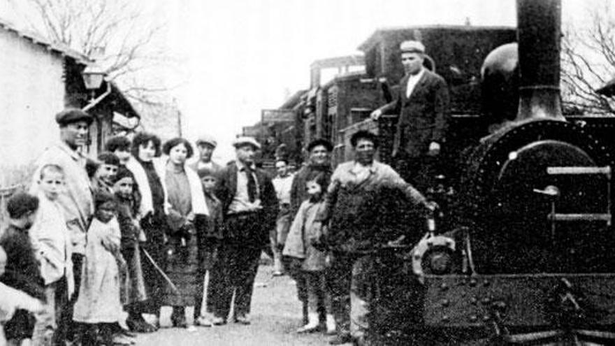 Imagen del año 1920 en la que un grupo de ´poblers´ se retrata junto al ferrocarril.