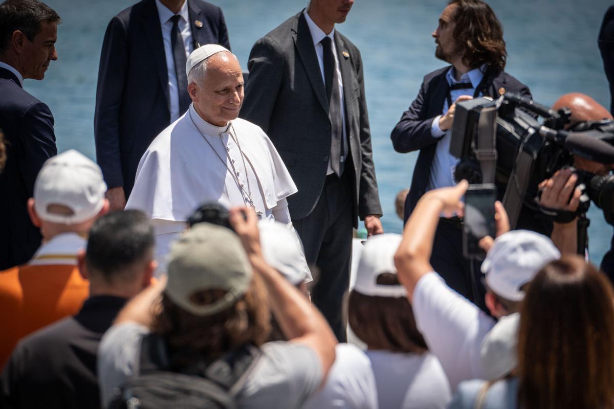El papa saluda a Pedro Sánchez en Arguineguín.