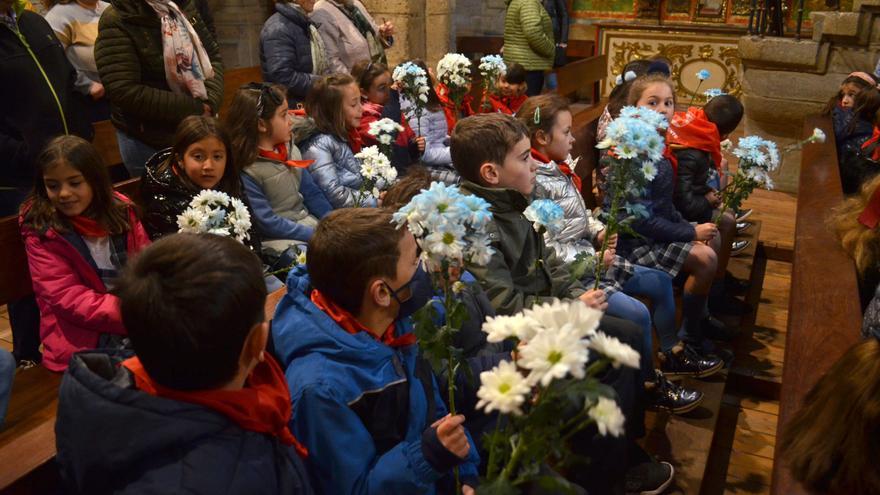 Fiestas de La Veguilla en Benavente: Escolares de San Vicente de Paúl llevan flores a la Virgen de la Vega