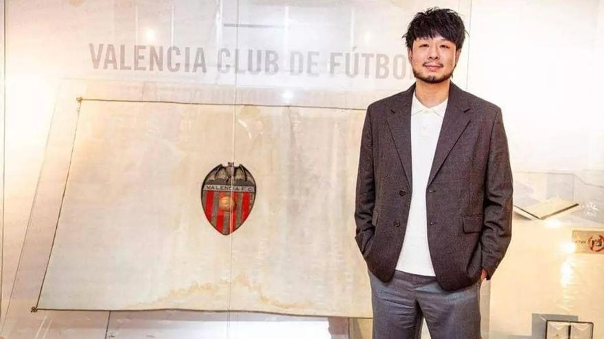 El presidente Kiat Lim y los altos cargos visitan al equipo en Paterna