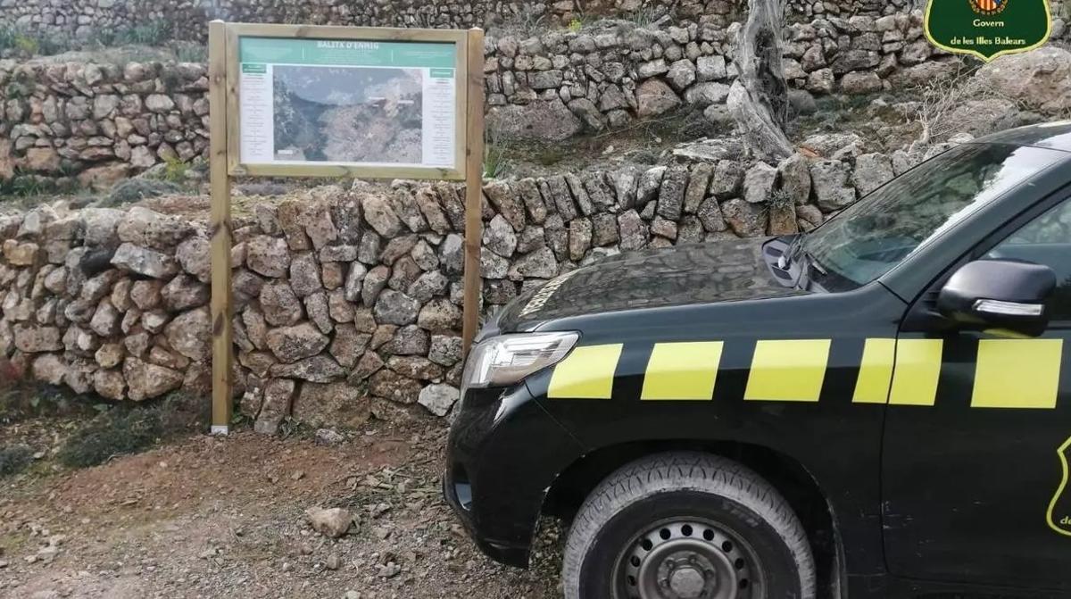 Carteles instalados en el desvío del camino que hizo la propiedad de la finca.