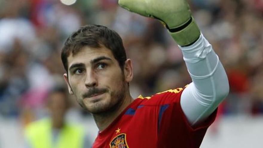 Casillas saluda a los aficionados antes del partido ante Costa Rica.