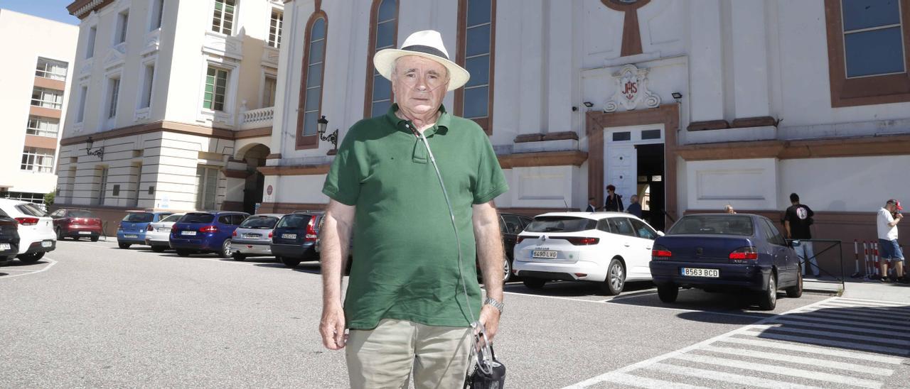 Antonio, uno de los vecinos que protestan por el futuro cierre de San Francisco Javier, delante de la iglesia de los Jesuitas.