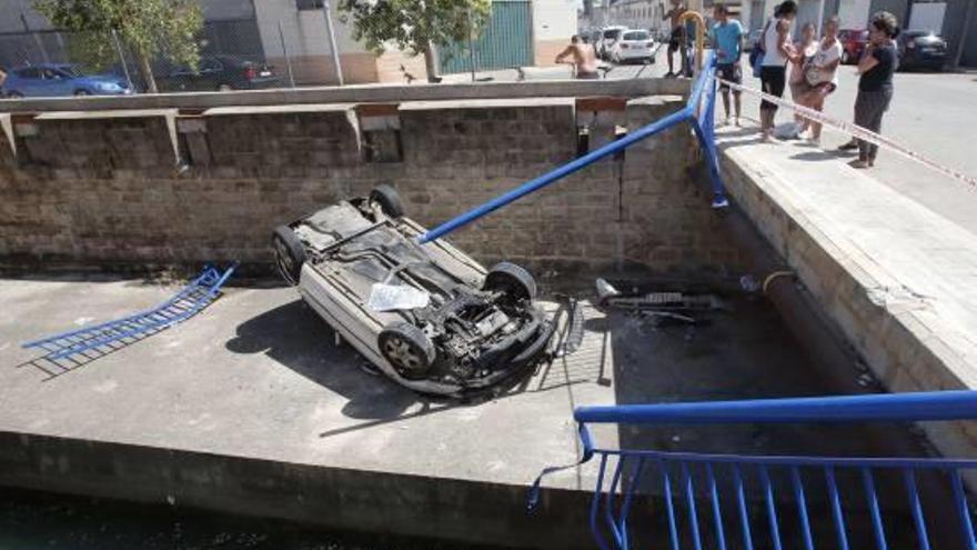 Un coche se precipita a una acequia