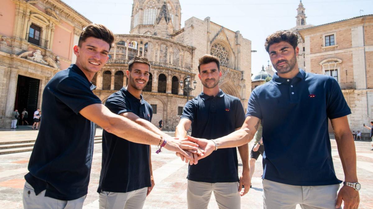 Los cuatro capitanes, tras realizar la tradicional ofrenda floral a la Virgen de los Desamparados el pasado mes de agosto.