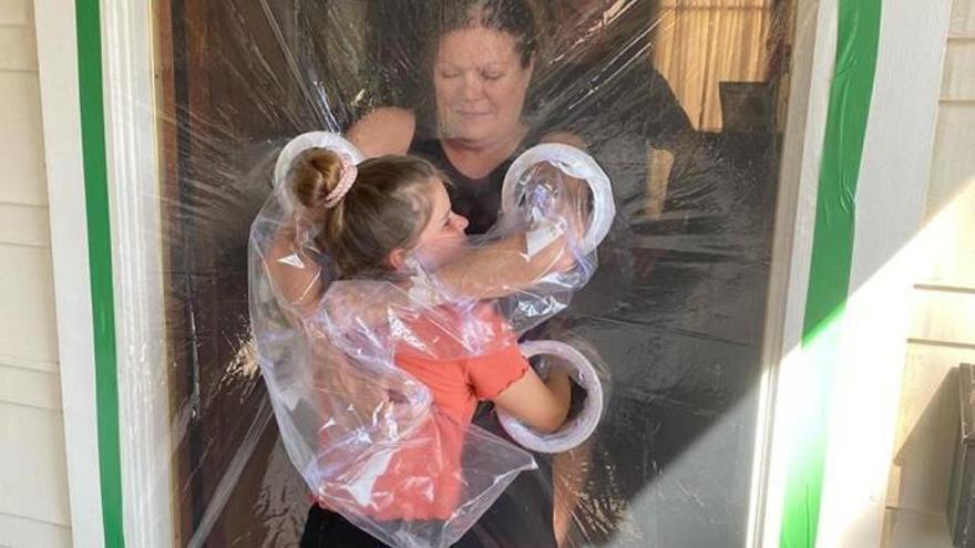 Una niña crea una cortina para poder abrazar a sus abuelos durante el confinamiento