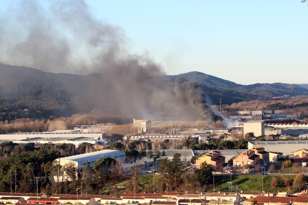 Incendi en una empresa de reciclatge a Sant Feliu de Buixalleu