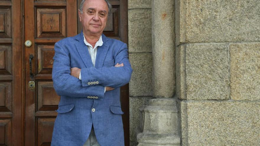 El experto en patrimonio, José Ramón Soraluce, ayer, en la iglesia de San Francisco. | carlos pardellas