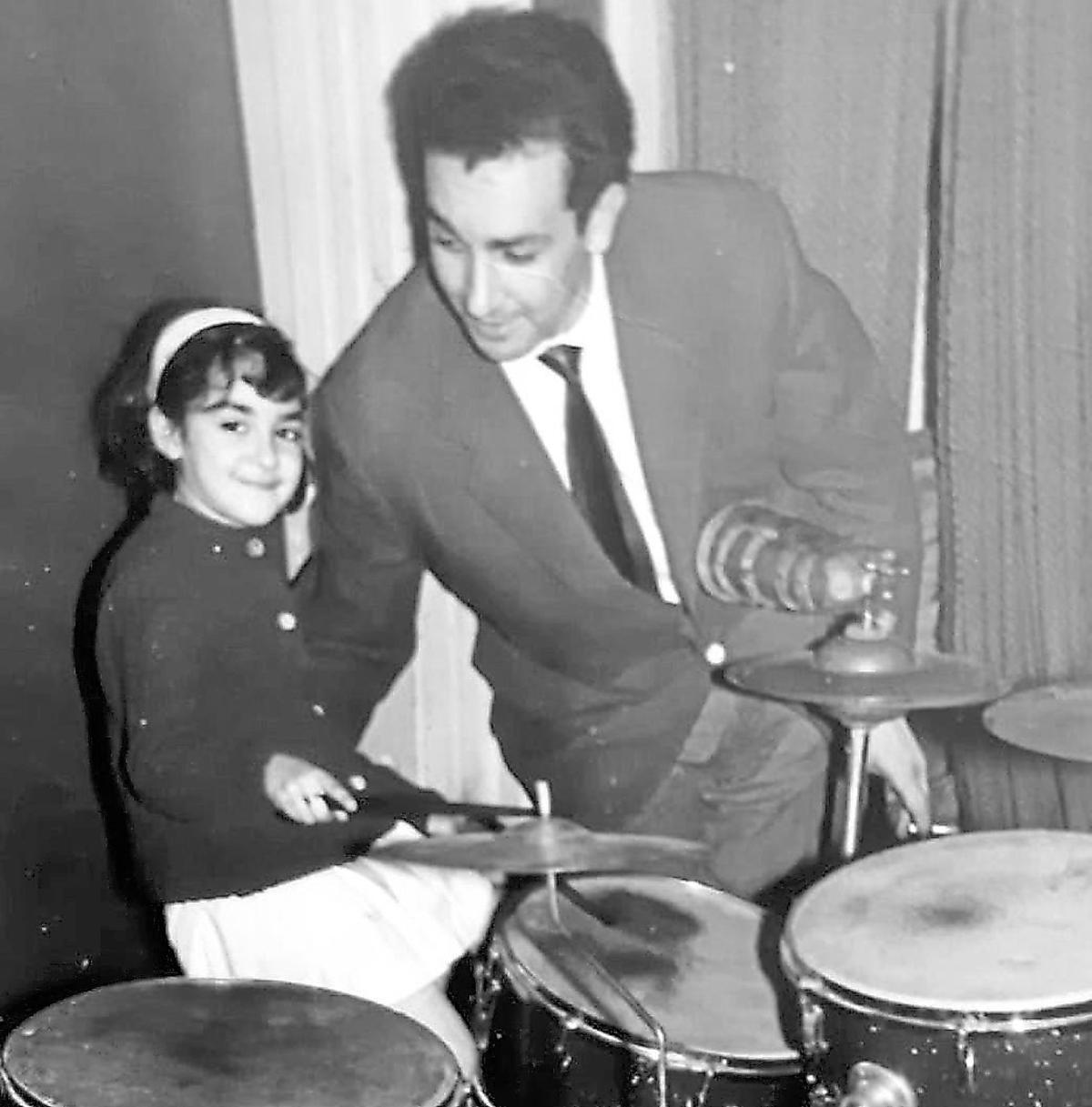 La autora, con su tío Pepe, músico de la orquesta coruñesa Radio