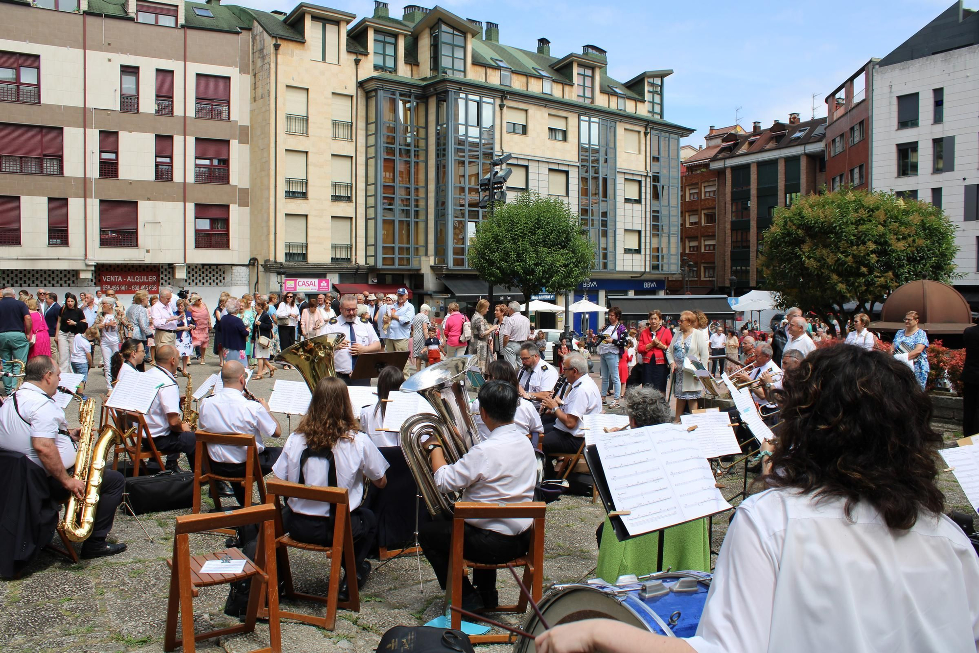 Así es el último día de las fiestas en Sama: del concierto del Coro "Santiaguín" a la jira por los bares, pasando por la música constante