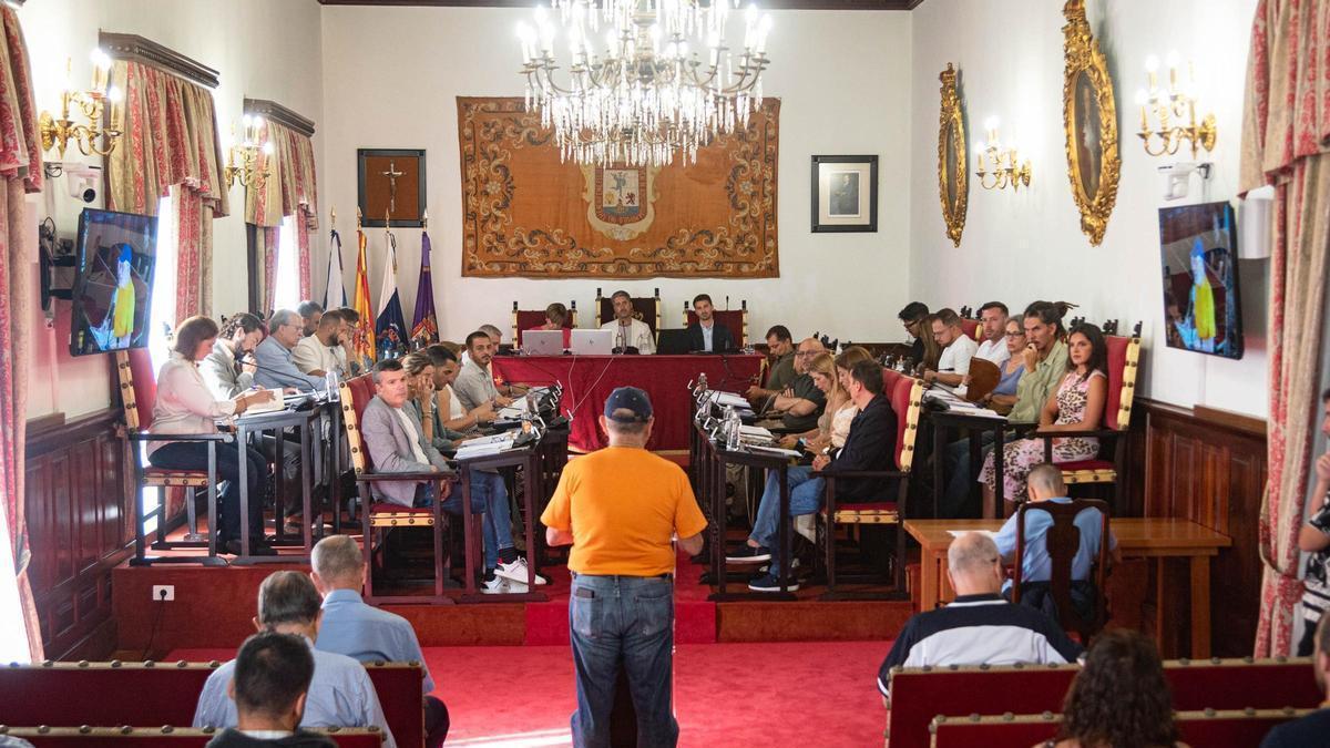 Una de las intervenciones vecinales del pleno.