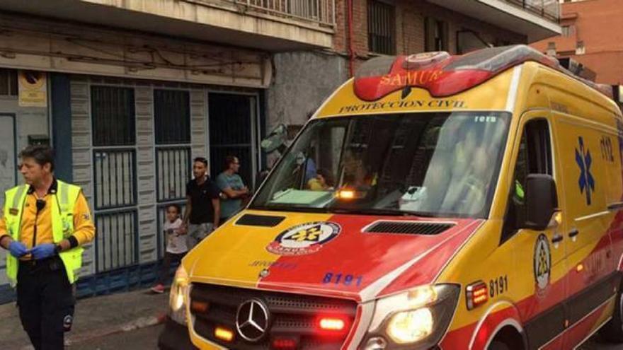 Una ambulancia llega al lugar del tiroteo en Madrid.