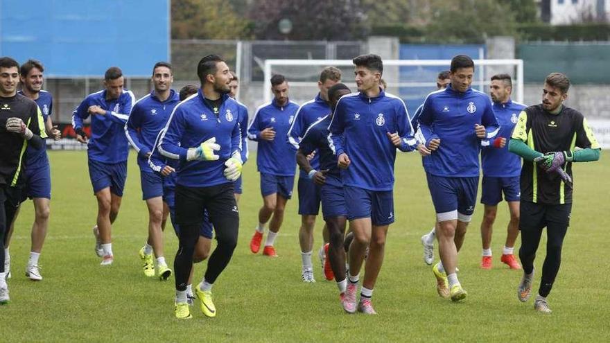 La plantilla blanquiazul, en un entrenamiento en el Suárez Puerta.