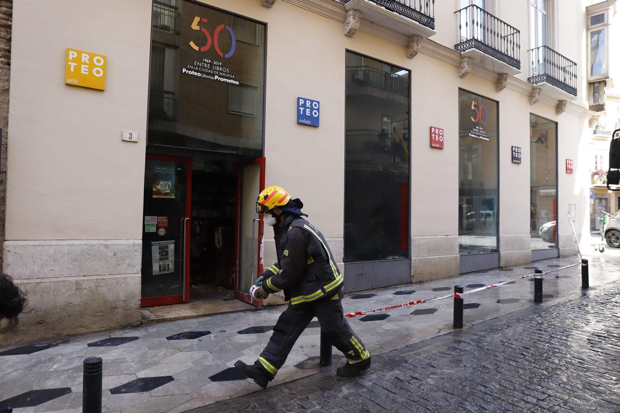 Así ha quedado el interior de la librería Proteo tras el incendio de la noche del jueves