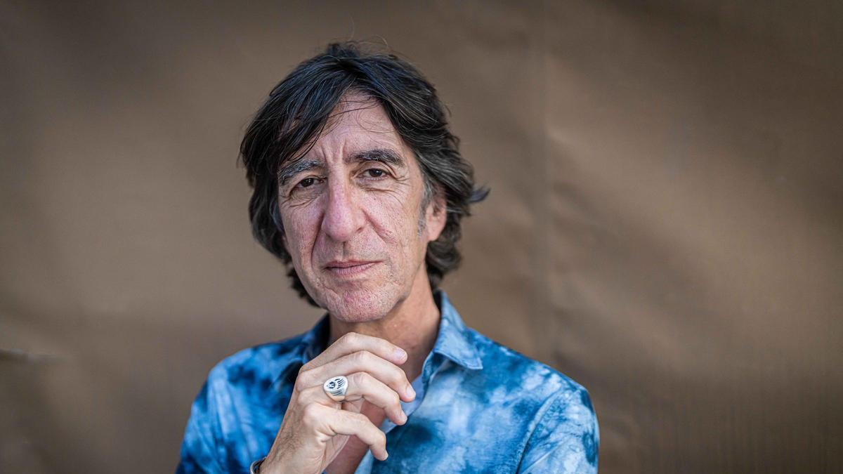 El escritor Benjamín Prado, fotografiado en Barcelona durante la entrevista con el suplemento 'ABRIL'.