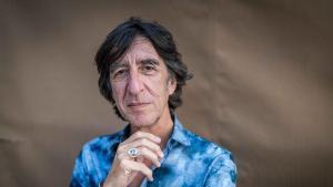El escritor Benjamín Prado, fotografiado en Barcelona durante la entrevista con el suplemento ABRIL.