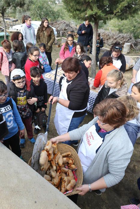 Los colegios de Sant Antoni inauguraron ayer esta fiesta al aire libre que continúa todo el fin de semana.