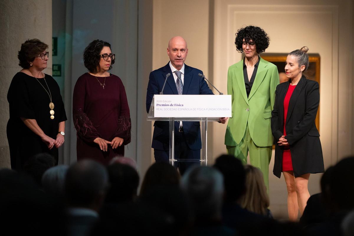 Los profesores premiados, recogiendo el premio de la Real Sociedad Española de la Física