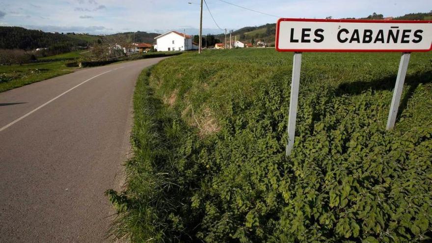 Entrada a la localidad de Les Cabañes, en Verdicio, donde hace décadas hubo asentamientos trashumantes.