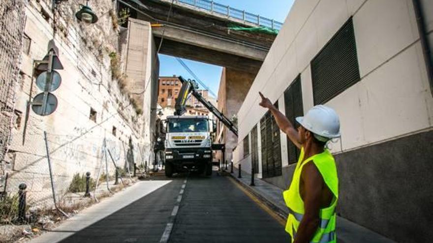 Uno de los momentos en que se cortó el tráfico para colocar una grúa debajo del puente.