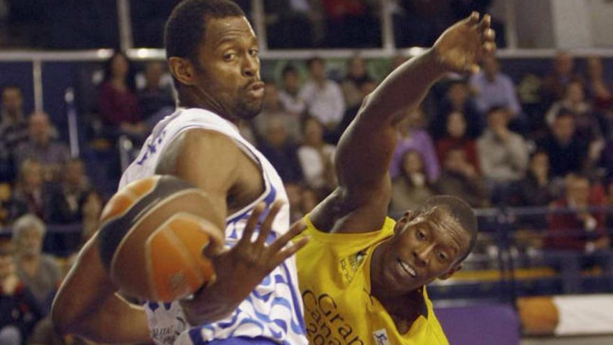 Lamont Barnes y Juan Palacios, durante el encuentro de ayer.