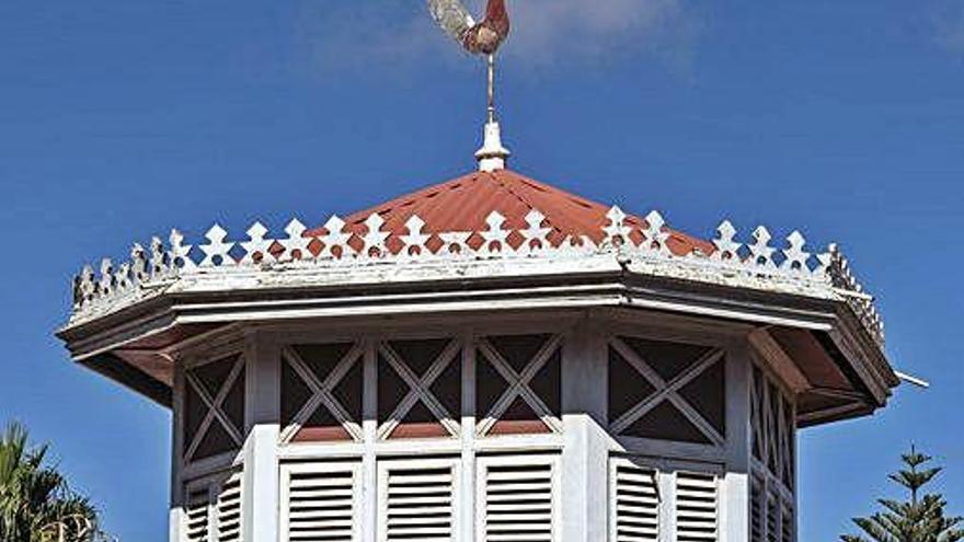 Detalle de la torre de la casa coronada por una veleta en forma de gallo.