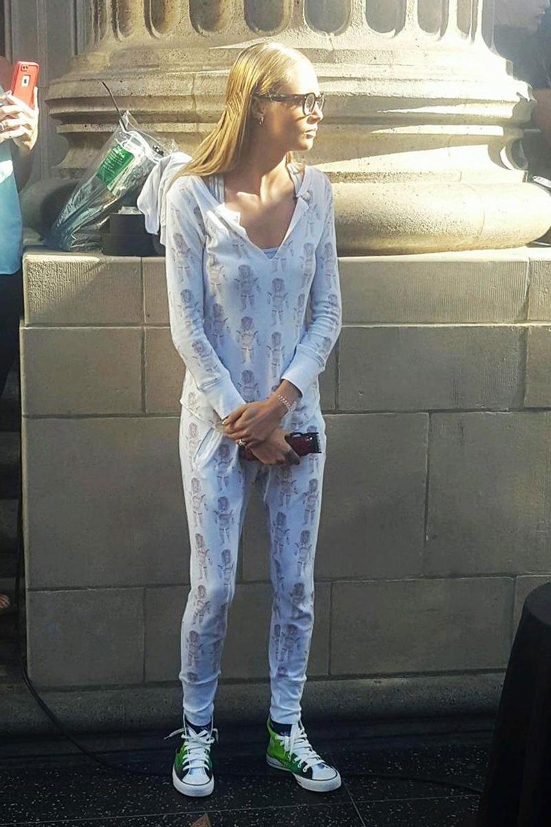 Cara Delevingne, en pijama por la calle