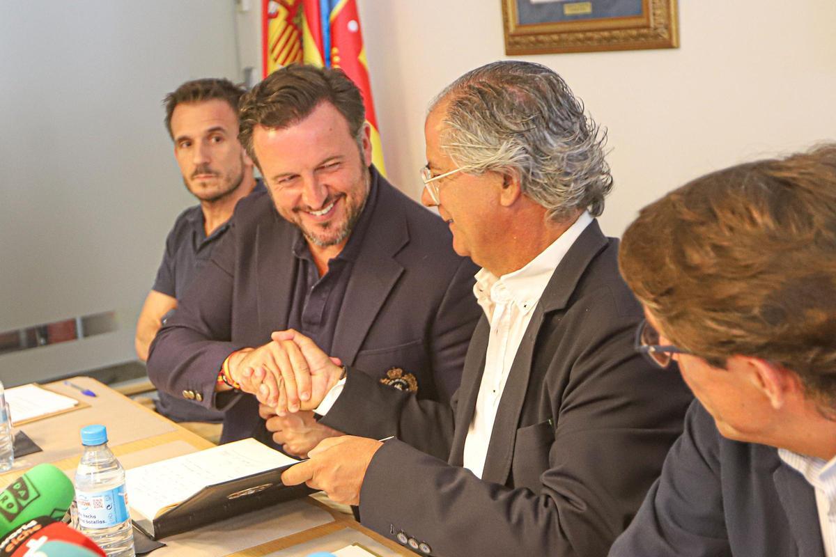 El alcalde estrecha la mano del presidente de la Acequia Mayor cuando se anunció el proyecto el pasado año